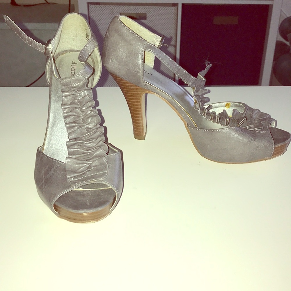 Grey ruffled heels